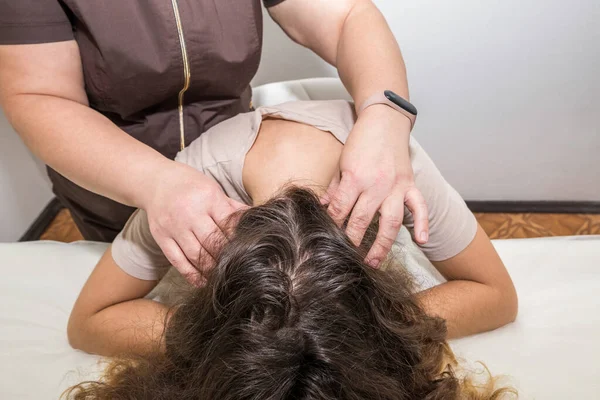 Een Vrouwelijke Massagetherapeut Masseert Het Hoofd Nek Van Een Jong — Stockfoto