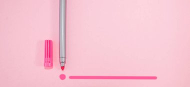 Pembe arka planda bitiş noktasına kadar uzanan pembe bir işaret. Yaratıcılık ilham fikri