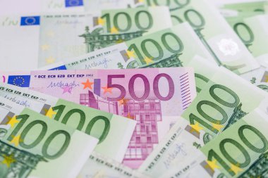 500 Euro ve bir sürü 100 Euro banknot. Para arkaplanı.