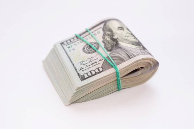 Beyaz üzerine izole edilmiş Amerikan doları. İş konsepti. Lastik bir bantla bağlanmış bir tomar dolar..