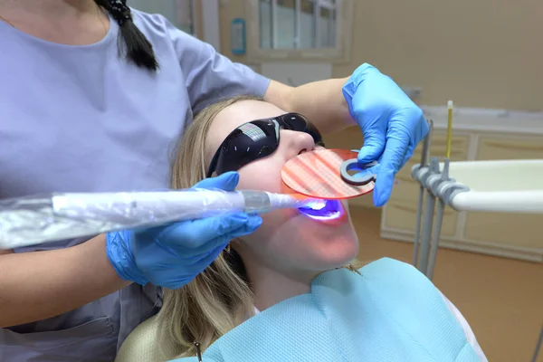 Częściowy Widok Dentysty Stosującego Utwardzanie Zębów Lampą Zębach Pacjenta — Zdjęcie stockowe