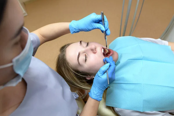 Obraz Pięknej Młodej Kobiety Siedzącej Krześle Dentystycznym Centrum Medycznym Podczas — Zdjęcie stockowe