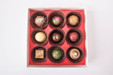 Beyaz kutuda izole edilmiş şekerler. Yukarıdan görüntüle