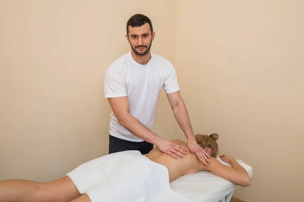 Portret Van Een Jonge Masseur Die Maakt Een Ontspannen Rug — Stockfoto