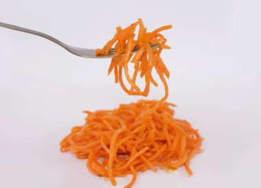 Beyaz üzerinde Kore havuçları olan çatal..