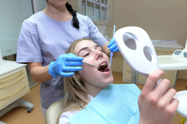 Badanie Zębów Klinice Stomatologicznej Młoda Kobieta Siedzi Krześle Medycznym Podczas — Zdjęcie stockowe