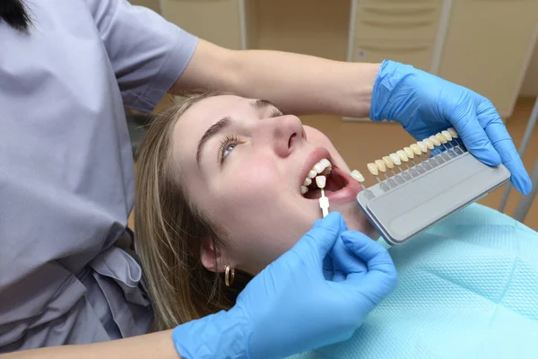Zamknij Portret Młodych Kobiet Fotelu Dentystycznym Sprawdź Wybierz Kolor Zębów — Zdjęcie stockowe