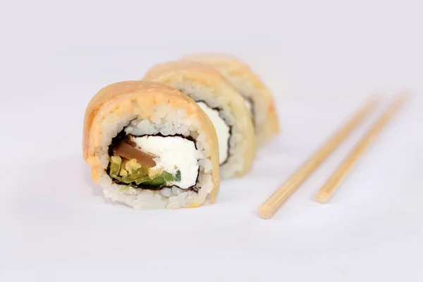 Sushi Yemek Çubuklarını Beyaz Arka Planda Suşi Için Kapatın Parça — Stok fotoğraf