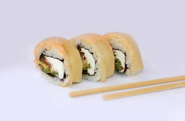 Gros Plan Trois Morceaux Sushi Baguettes Sur Blanc — Photo