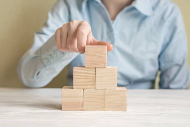 Tahta blokları merdiven gibi diziyorum. Büyüme süreci için iş konsepti