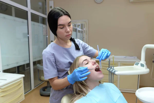 Dentysta Bada Zęby Pacjenta Gabinecie Stomatologicznym Leczenie Stomatologiczne — Zdjęcie stockowe