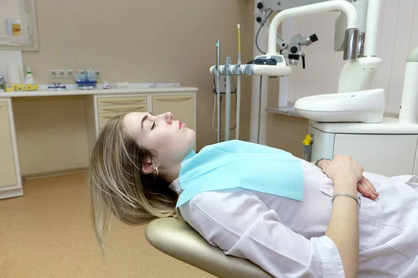 Młoda Piękna Kobieta Krześle Dentystycznym Czeka Leczenie — Zdjęcie stockowe