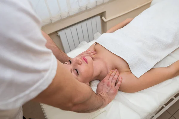 Relaxado Mulher Deitada Spa Recebendo Ombro Pescoço Massagem — Fotografia de Stock