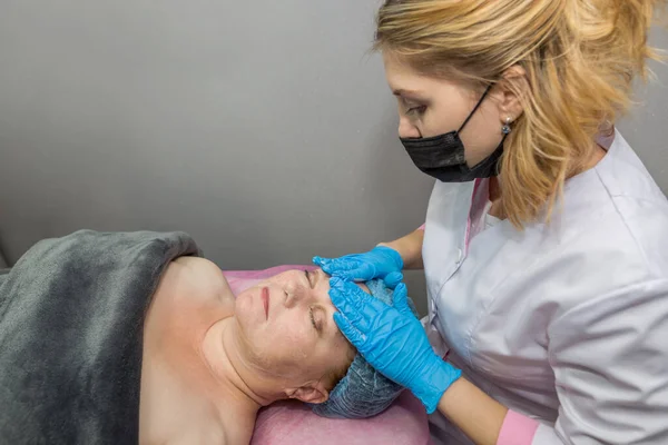 Uma Cosmetologista Fêmea Aplica Espuma Rosto Paciente Antes Procedimento Cosmetologia — Fotografia de Stock