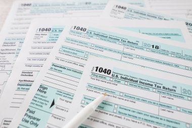 Tahta bir masada 1040 Amerikan vergi formu. Vergi formu kavramı 1040. Mali belge.