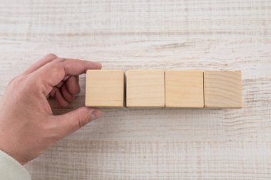 Masanın arka planında boş tahta küpleri, iş konsepti, düzen, şablon, afiş