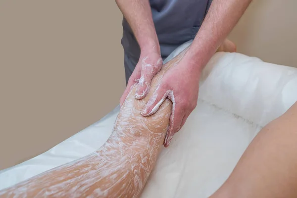 Lavagem Pernas Salão Beleza Profissional Massageie Mãos Terapeuta Massageie Pernas — Fotografia de Stock
