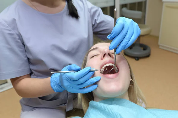 Leczenie Stomatologiczne Kobieta Dentysta Bada Zęby Młodej Dziewczyny — Zdjęcie stockowe