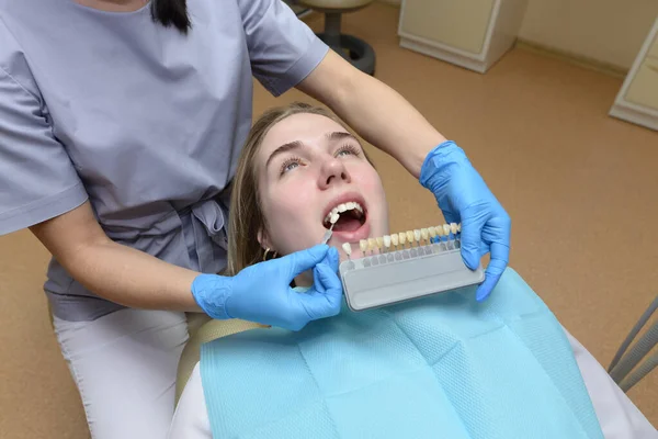 Młoda Kobieta Gabinecie Stomatologicznym Sprawdza Dopasowuje Kolor Zębów — Zdjęcie stockowe