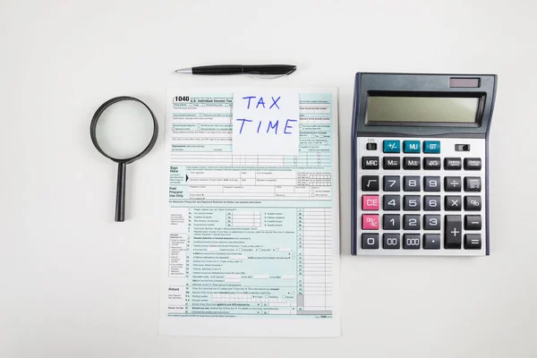 Steuerformular 1040 Mit Taschenrechner Stift Und Lupe Auf Einem Weißen — Stockfoto