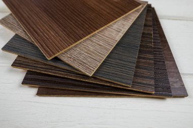 Beyaz arka planda izole ahşap kaplama örnekleri.