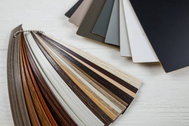 Beyaz arka planda izole ahşap kaplama örnekleri.