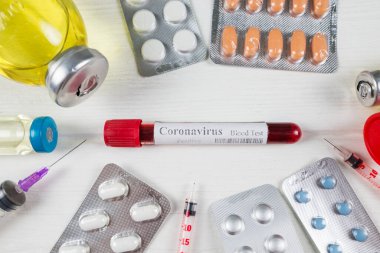 2019 nCoV analizi için kan testi tüpü, farklı haplar. Çin koronavirüsü için yeni kan testi kavramı.