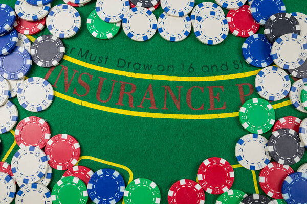 Вид сверху на различные фишки в покерном столе с пространством для копирования.