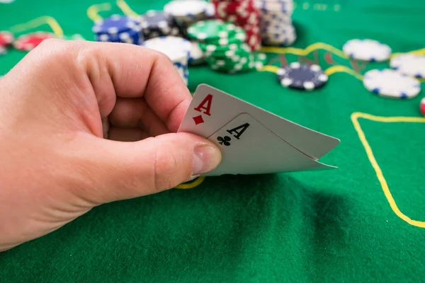 Oyuncu Kumarhanede Elinde Çiplerle Yeşil Bir Masada Iki Gösteriyor Kumar — Stok fotoğraf