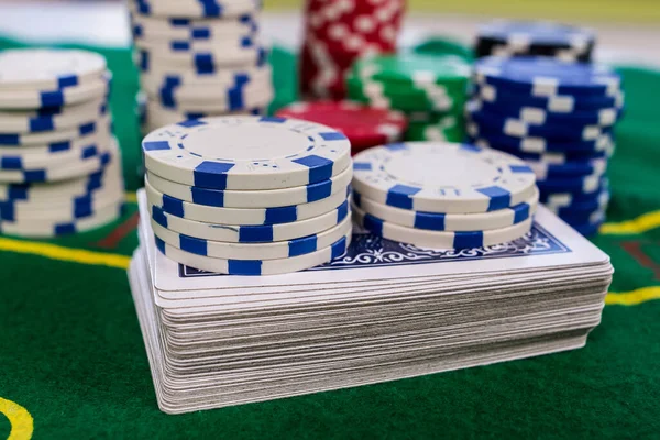 Bir Deste Poker Kartının Fişlerin Yeni Yeşil Bir Poker Masasına — Stok fotoğraf