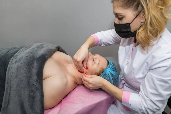 Esteticista Profissional Faz Uma Massagem Facial Manual Para Uma Mulher — Fotografia de Stock