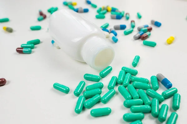 Tablettákat Öntenek Egy Fehér Tégelyből Fehér Alapon — Stock Fotó