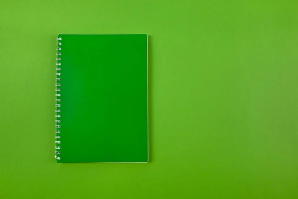 コピースペースのある緑の背景に緑のメモ帳のトップビュー — ストック写真