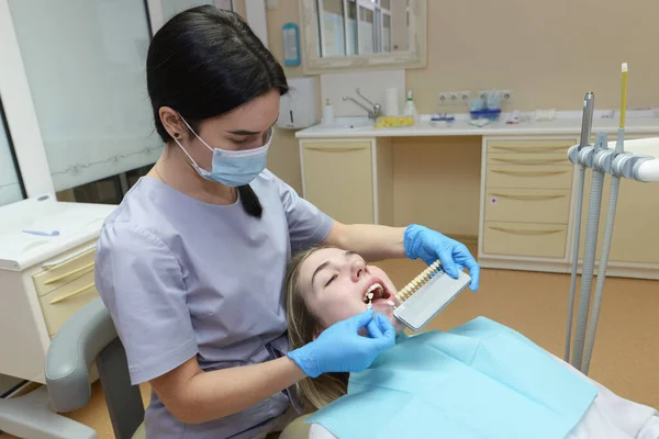 Dişçi Müşterinin Dişinin Rengini Seçer — Stok fotoğraf