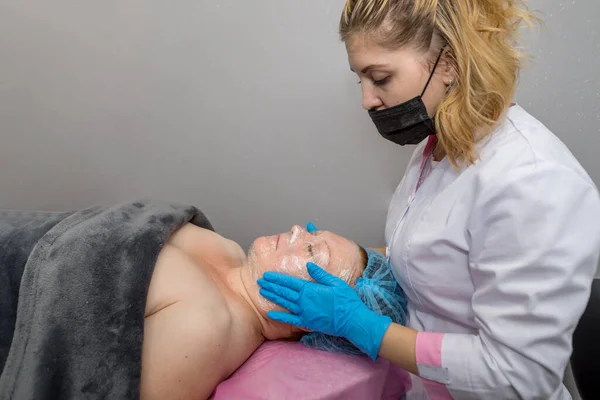 Tratamento Cura Pele Cara Clínica Cosmetology Procedimento Beleza Com Pele — Fotografia de Stock