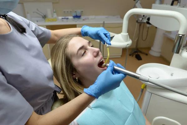 Proces Leczenia Stomatologicznego Klinice Dentystycznej Dentystka Młoda Pacjentka Krześle Dentystycznym — Zdjęcie stockowe