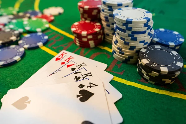Yeşil Kumarhane Masasında Poker Fişleri Iskambil Kartları Kumar — Stok fotoğraf