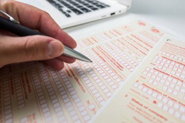 Ofiste Avustralya vergi formunu dolduran bir kadının yakın çekimi.