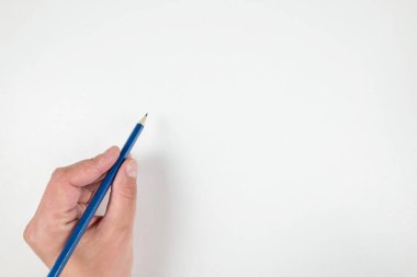 Bir kadın elin kalem tutarken ve beyaz bir arkaplana kırpma yolu ile işaret yazarken yakın plan. Boşluğu kopyala