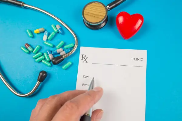 Widok Pisma Lekarza Wypisującego Receptę Stetoskop Czerwone Serce Również Niebieskim — Zdjęcie stockowe