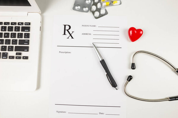 анкета доктора, макет, чистый бланк, со стетоскопом и аксессуарами на белом фоне. Медицинская история болезни пациента.