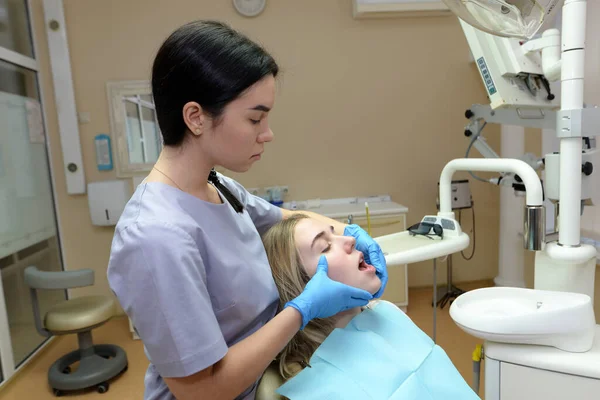 Badanie Zębów Dentysty Kobieta Dentysta Patrząc Zęby Młodej Dziewczyny — Zdjęcie stockowe