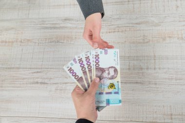 Elinde 1000 Hryvnia var. Kadınların elleri aşağı yukarı Hryvnia.