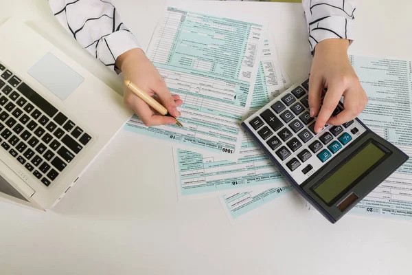 Femme Affaires Remplissant 1040 Formulaire Impôt Utilisant Ordinateur Portable Calculatrice — Photo