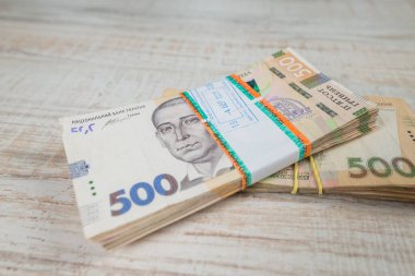 Masada Ukrayna hrivniası var. Finansal konsept. Bir pakette Hryvnia. Yazıda 