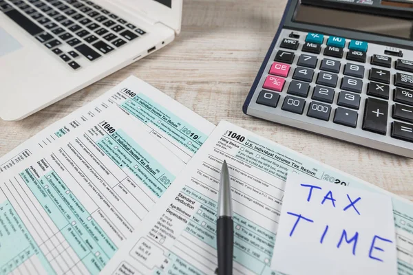 美国个人所得税报税表 一张木制桌子上的美国税单的顶部视图 — 图库照片
