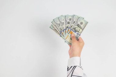 Beyaz üzerinde izole edilmiş kadın eliyle dolarların üst görünümü. Kopyalama alanı