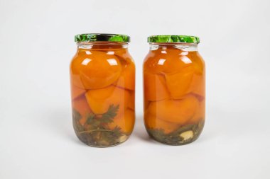 İki kavanoz salamura domates.