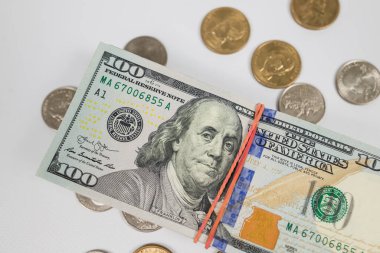 Bir yığın Amerikan doları ve merkezleri. Yığınla dolar yakın.