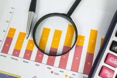 Mali rapor çizelgesi verileri ofis masasında. Muhasebe bankacılık kavramı